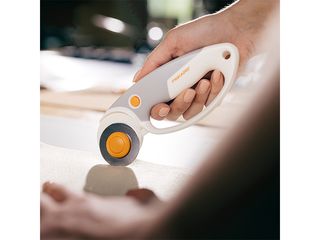 Obrázek 1 produktu Kolečko řezací s okem Fiskars Titanium, prům. 45 mm