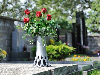Obrázek 1 produktu Hřbitovní váza Roseta se zátěží stříbrná